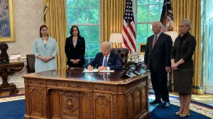 Історична подія: президент США підписав ленд-ліз для України