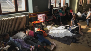 Закарпатські роми сплять на вокзалі Праги очікуючи результатів перевірки їх громадянства