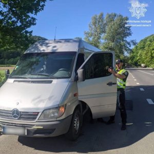 На Закарпатті патрульна поліція зупиняє всі мікроавтобуси підряд