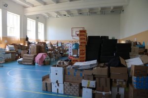 Понад 30 ліжок передали угорські благодійники переселенцям у Чопі