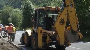 На Рахівщині тривають ремонтні роботи на узбіччі дороги