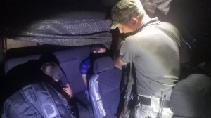 На Закарпатті прикордонники виявили у сховку мікроавтобуса двох чоловіків, які намагалися втікти за кордон