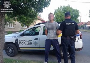 По "гарячих" слідах патрульні затримали грабіжника: у Мукачеві потерпілий переслідував грабіжника поки того не спіймали