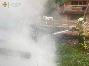 У Хустському районі пожежа охопила дерев’яний гараж (фото)