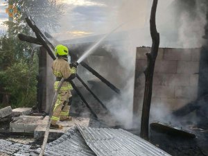 Рахівські рятувальники ліквідували загорання у триповерховому дачному будинку (Фото)