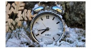 Перехід на зимовий час 2022: коли будуть переводити годинники в Україні