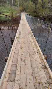Лісівники відремонтували аварійний підвісний міст через річку Чорна Тиса (ФОТО)
