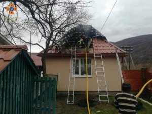 На Ужгородщині вирувала пожежа, яка охопила житловий будинок із прибудовою
