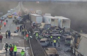 Масштабна ДТП трапилась в Угорщині: зіткнулися 5 вантажівок і 37 легковиків (ФОТО)
