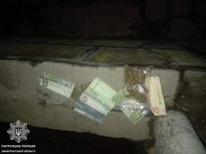 Мукачево та Ужгород: Патрульні поліцейські виявили 4 осіб, які мали з собою наркотичні речовини