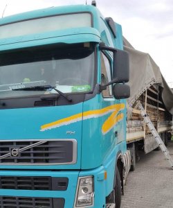 На українсько-румунському кордоні закарпатські митники не дозволили вивезти лісоматеріали та напівпричіп з перебитими номерами