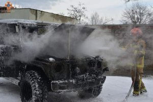 В Ужгороді вщент згорів "Геоік" Mercedes G500, без пожежників не обійшлось (фото)