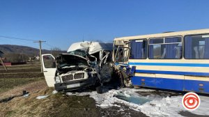 На Прикарпатті зіткнулися два автобуси – 14 людей травмовано, одна – загинула