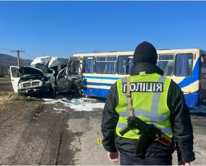 Загинула жінка, понад 20 людей травмовано: Повний автобус “Мукачево-Коломия” потрапив в ДТП (фото)