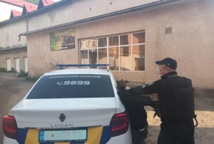 Розбив вікна і проник у будівлю: поліцейські охорони у Рахові затримали чоловіка