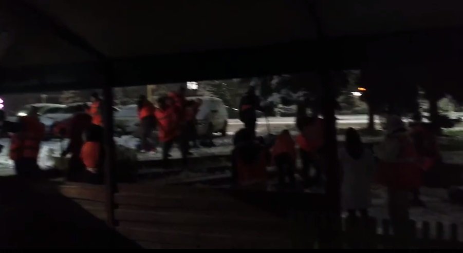Галасливо, але дієво: в Ужгороді цигани "табором" прибирають сніг