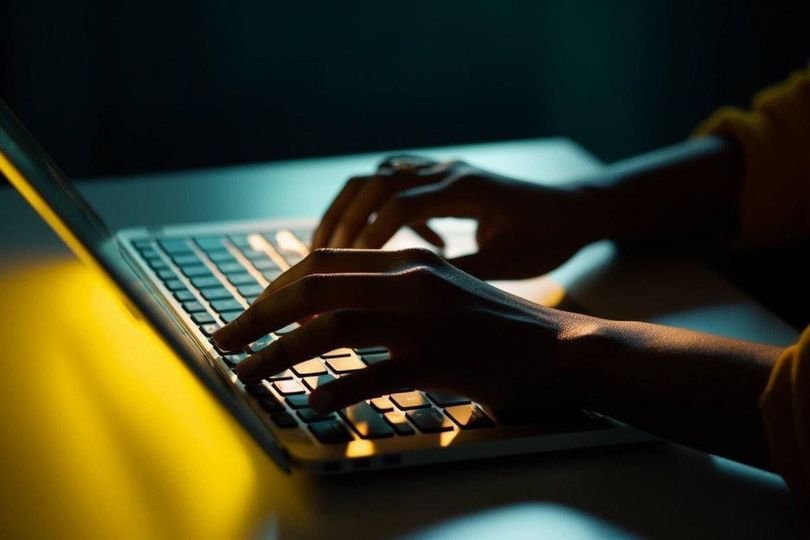 Кіберполіція попереджає про нову шахрайську схему в інтернеті: зловмисники пропонують гроші за перегляд відео та «лайки» в соцмережах