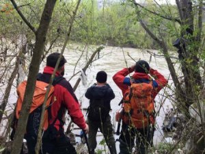 Водія, який в кінці березня з’їхав автівкою у річку Тиса, досі шукають