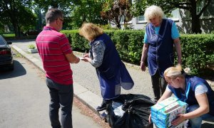 Вимушеним переселенцям в Ужгороді передали допомогу від представників МОМ