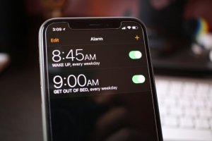 Як зі свого iPhone вимкнути будильник на iPhone іншої людини
