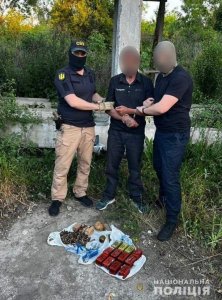 В Ужгороді поліцейські затримали зловмисника, який збував гранати та приховував цілий арсенал боєприпасів
