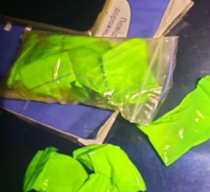 16 zip-пакетів із, наркотичними речовинами виявили патрульні у керманича автомобіля