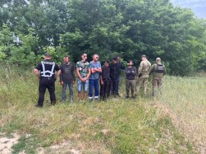 На Закарпатті, біля кордону затримали шістьох чоловіків ухилянтів та їх переправника