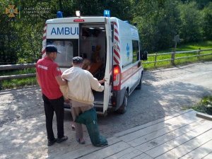 Рахівські рятувальники допомогли травмованому в горах туристу