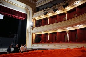 Делегація з Ужгорода оглянула реставраційні роботи у театрі Сату-Маре у рамках спільного грантового проєкту