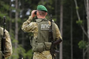 На Тячівщині прикордонники налякали контрабандистів, ті вдалися до втечі залишивши цигарки (фото)