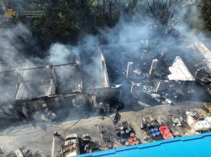 Рятувальники ліквідували масштабну пожежу в складських приміщеннях СТО у місті Мукачево