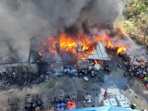 Масштабна пожежа на одному з автосервісів по вулиці Свалявській сколихнула все Мукачево