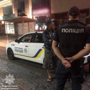 Вночі і Мукачеві патрульні затримали чоловіка, який поводив себе підозріло: Не даремно (фото)