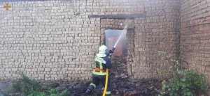 На Ужгородщині пожежа охопила закинутий житловий будинок