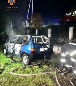 Вогнеборці Іршави ліквідували пожежу у авто та врятували житловий будинок