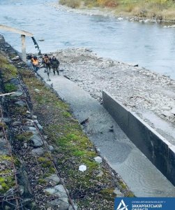 На дорозі Н-09 Мукачево – Рахів – Івано-Франківськ – Львів укріпляють підпірну стінку