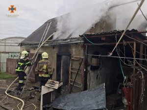 На Закарпатті рятувальники врятували від пожежі житловий будинок і літню кухню