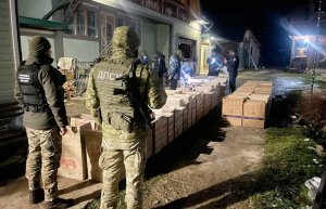 Прикордонники затримали майже сотню порушників кордону та виявили 144 ящики контрабандних сигарет
