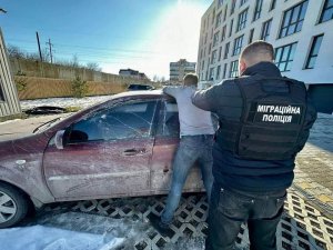 Злочинців які були затримані поліцією за переправлення чоловіків через держкордон України, суд взяв під варту з можливістю внесення застави близько 10 млн гривень