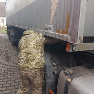 На кордоні знову виявили вантажівки зі знищеними VIN-кодами