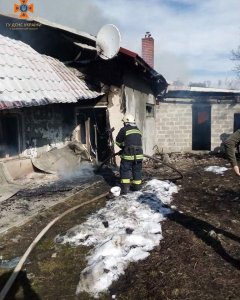 На Закарпатті вогнеборці ліквідували пожежу у житловому будинку та врятували сусідський