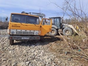 На Тячівщині біля річки впіймали незаконних "шутерщиків" (фото)