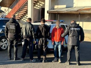 Поблизу кордону зі Словаччиною затримано переправника та двох клієнтів - втікачів