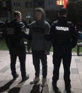 Ужгородські патрульні виявили молодого хлопця з наркотичними речовинами