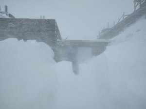 У горах Рахівщини хуртовина, падає сніг, температура повітря -5°С.