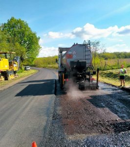 У Закарпатській області відновлюють покриття доріг місцевого значення одразу на кількох напрямках