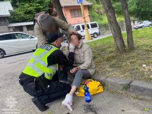 В центрі Ужгорода жінка зненацька знепритомніла: Патрульні надавали першу домедична допомогу