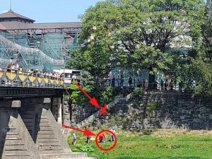 В Ужгороді біля філармонії, поблизу пішохідного мосту з висоти впав підліток