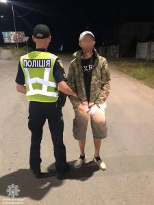 В Мукачеві, поліцейські помітили підозрілу особу, яка побачивши службове авто патрульних, різко змінила напрямок