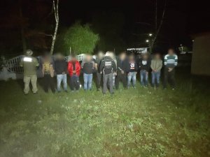 Шістнадцять чоловіків призовного віку, які намагались незаконно перетнути держрубіж, затримали за добу на Закарпатті